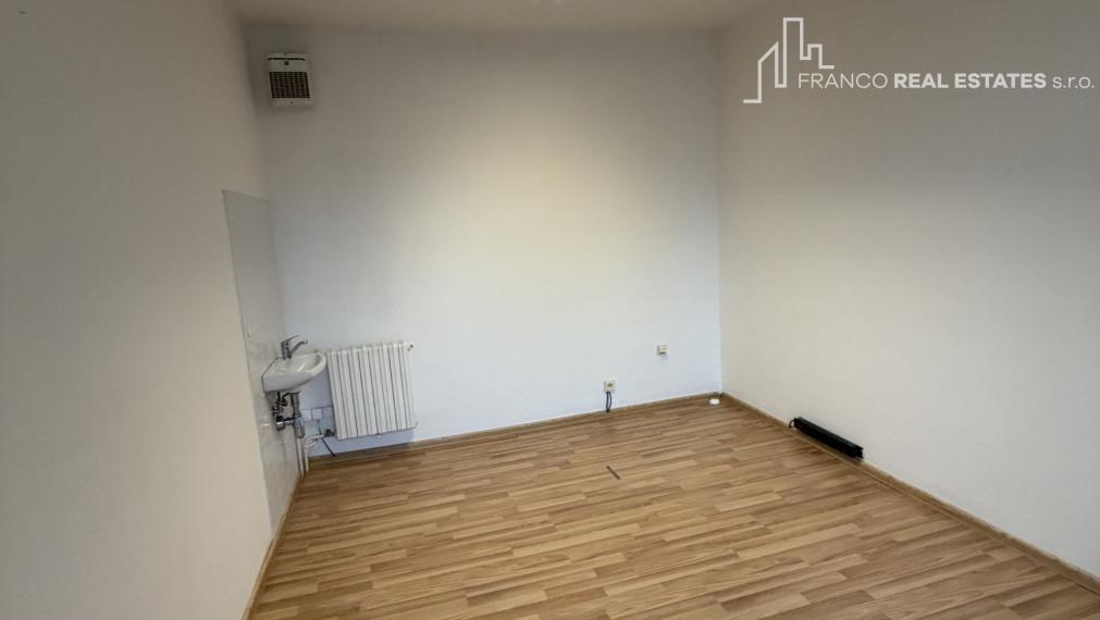 Prenájom kancelárii a  priestorov pre kozmetický salón v centre mesta Strokov