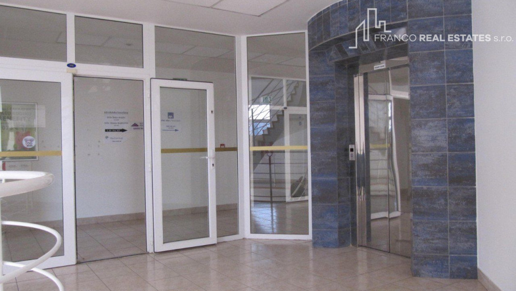 Prenájom exkluzívneho firemného priestoru 196 m² priamo na námestí - Trebišov