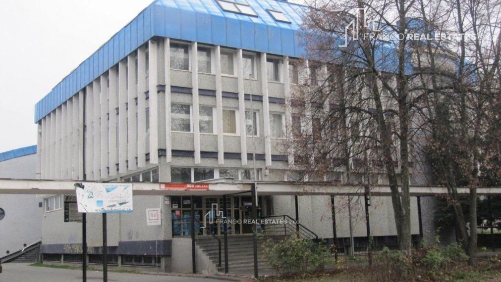 Prenájom zariadenej kancelárie 25 m², centrum mesta, Nám. osloboditeľov 2, Michalovce
