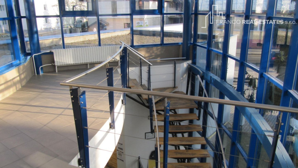 Prenájom kancelárii a  priestorov pre kozmetický salón v centre mesta Strokov