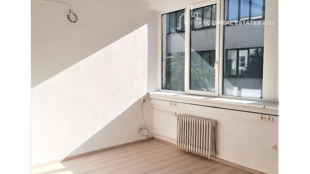 Kancelárie v priamom centre mesta Galanta, od 14m2 až po celkových 470m2