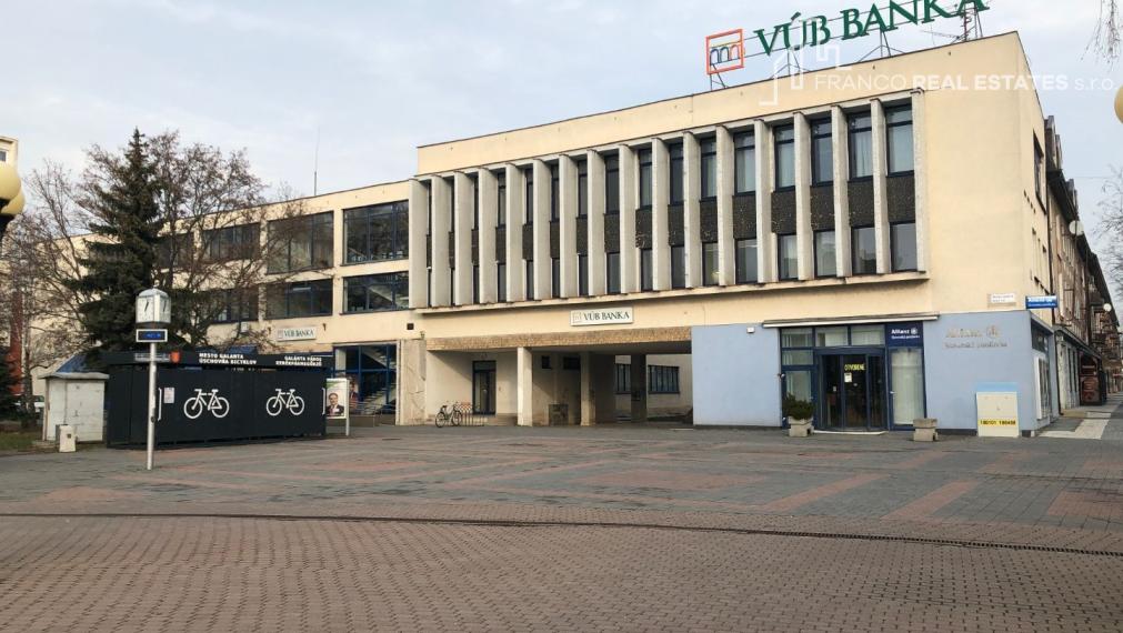 Kancelárie v priamom centre mesta Galanta, od 14m2 až po celkových 470m2