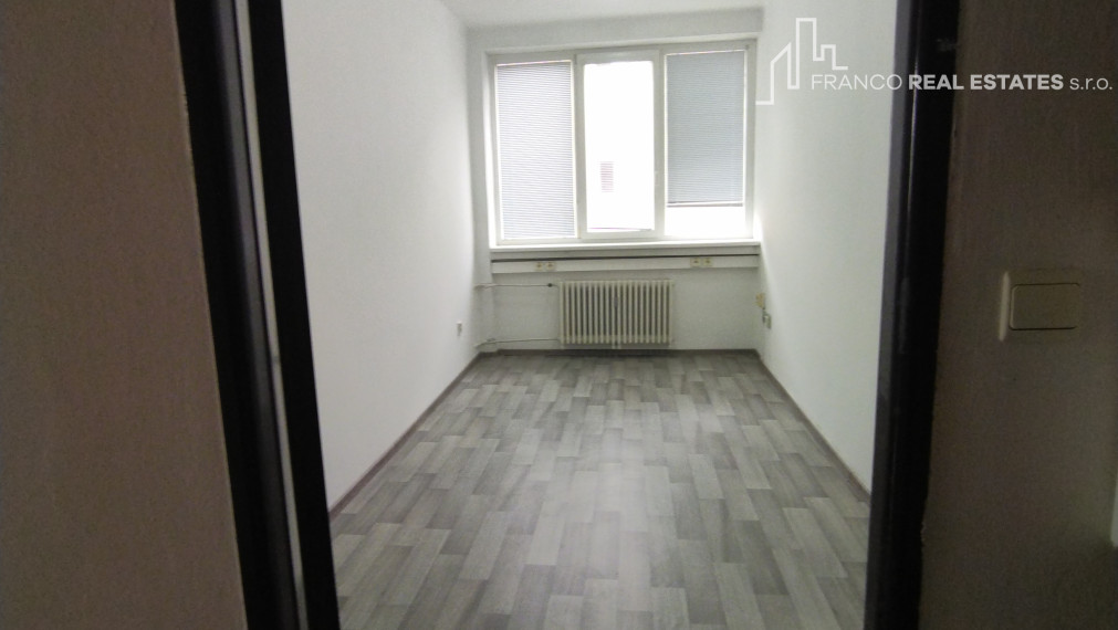 Kancelárie v priamom centre mesta Galanta, od 14m2 až po celkových 470m2