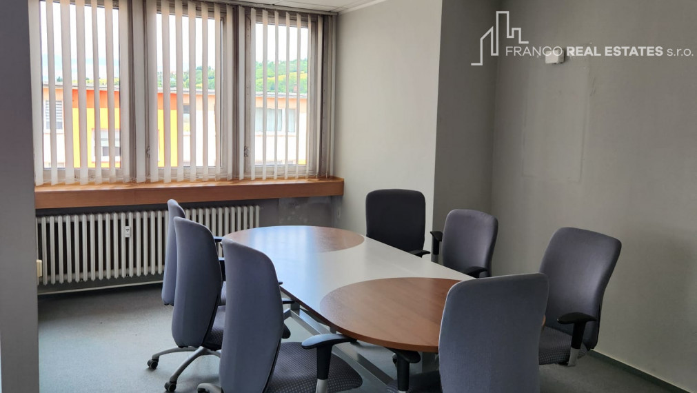 Kancelársky priestor s vlastnou terasou - námestie Čadca