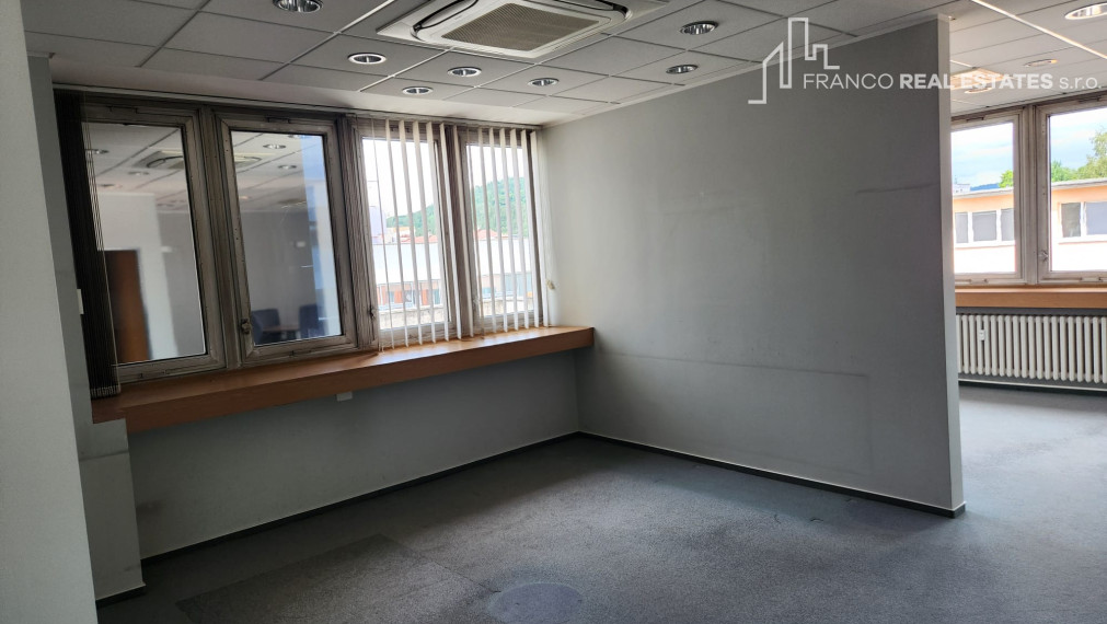 Kancelársky priestor s vlastnou terasou - námestie Čadca