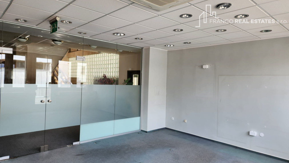 Kancelársky priestor s vlastnou terasou - námestie Čadca