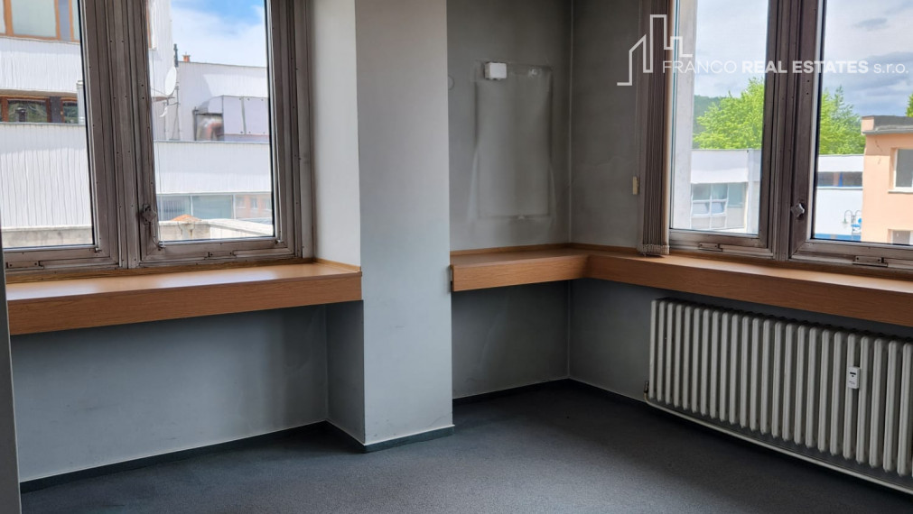 Kancelársky priestor s vlastnou terasou - námestie Čadca