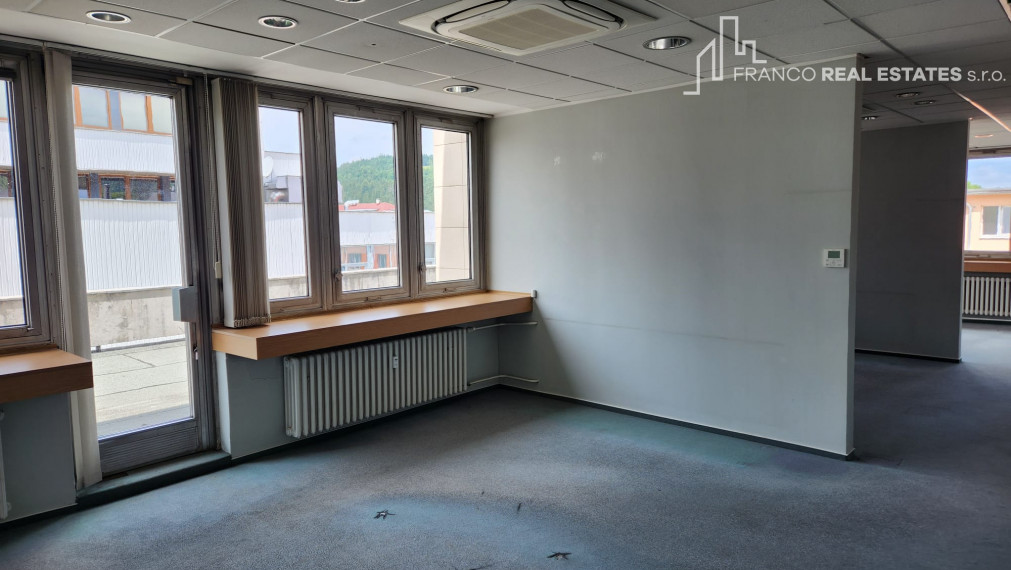 Kancelársky priestor s vlastnou terasou - námestie Čadca