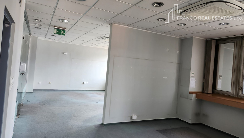 Kancelársky priestor s vlastnou terasou - námestie Čadca