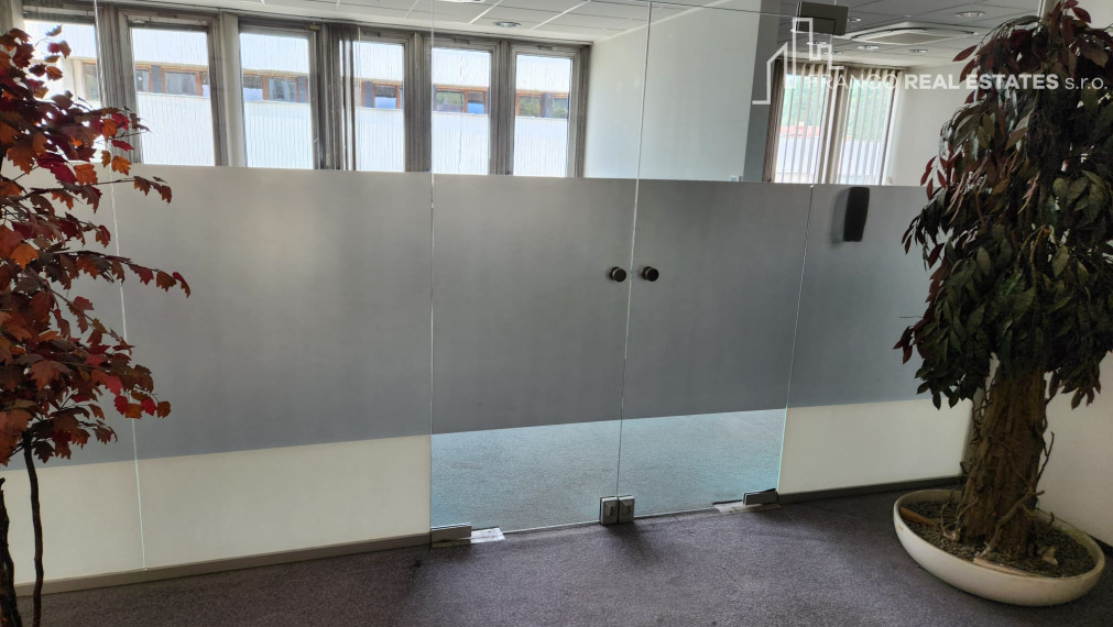 Kancelársky priestor s vlastnou terasou - námestie Čadca