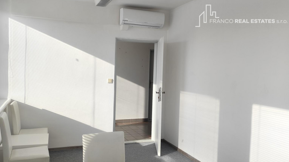 Prenájom od 15 m2 až po 650 m2 kancelárskej plochy  v centre mesta Senica