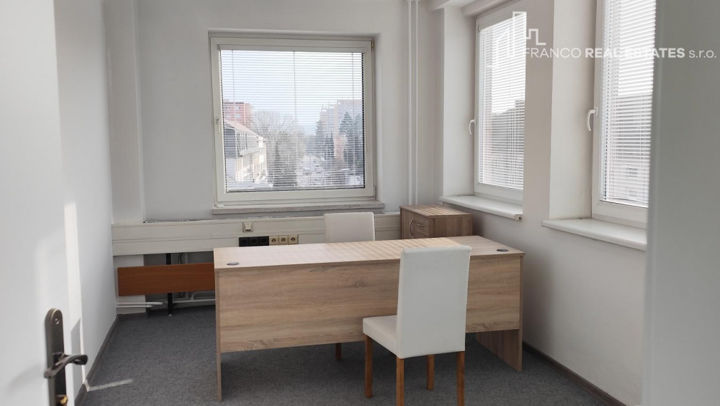Prenájom od 15 m2 až po 650 m2 kancelárskej plochy  v centre mesta Senica
