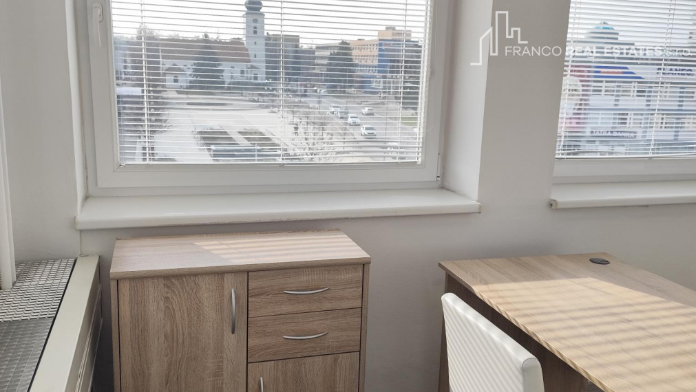 Prenájom od 15 m2 až po 650 m2 kancelárskej plochy  v centre mesta Senica