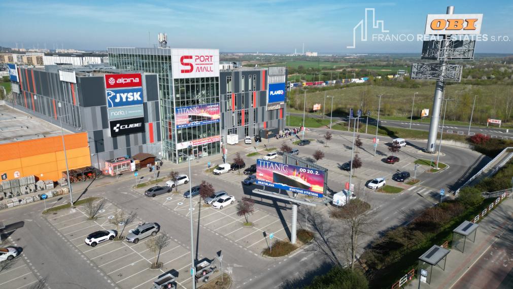 SKLAD / SHOWROOM 653m2 vlastný vstup, plne obsadené centrum
