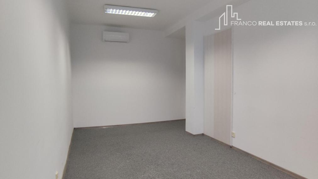 Kancelárie v priamom centre mesta Nové Zámky 23m2 - klimatizácia