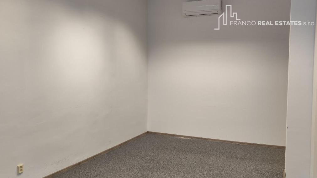 Kancelárie v priamom centre mesta Nové Zámky 23m2 - klimatizácia