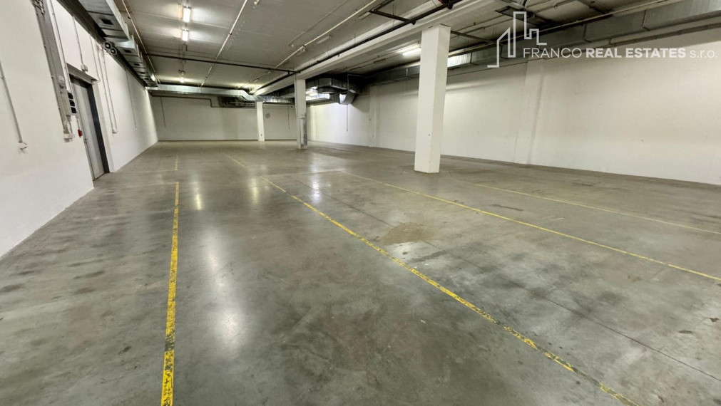 SKLAD 653m2 vlastný vstup, plne obsadené centrum