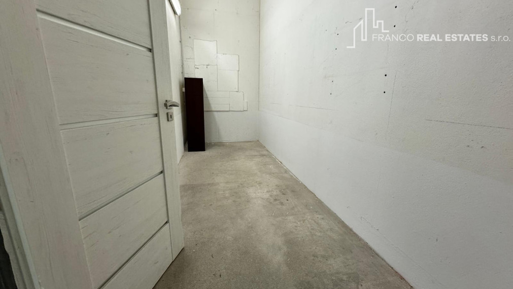 SKLAD 653m2 vlastný vstup, plne obsadené centrum