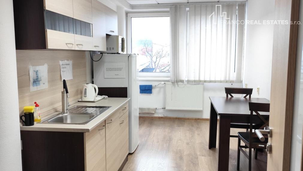 Kancelárie v centre mesta Topoľčany 13m2, 20m2, 27m2 ! (budova Allianz)