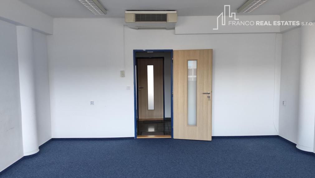 Kancelárie v centre mesta Topoľčany 13m2, 20m2, 27m2 ! (budova Allianz)