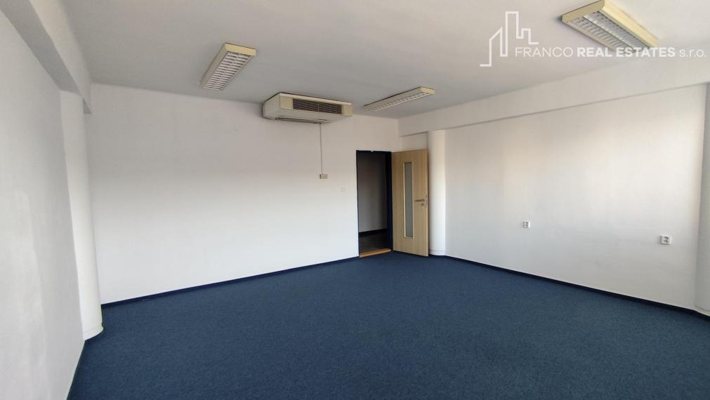 Kancelárie v centre mesta Topoľčany 13m2, 20m2, 27m2 ! (budova Allianz)