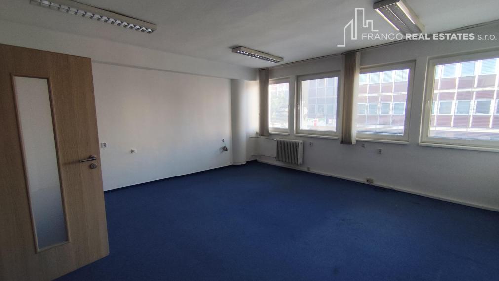 Kancelárie v centre mesta Topoľčany 13m2, 20m2, 27m2 ! (budova Allianz)