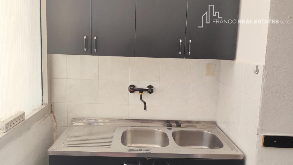 Prenájom Želiezovce centrum- Priestor vhodný na ambulanciu, beauty služby, kancelárie