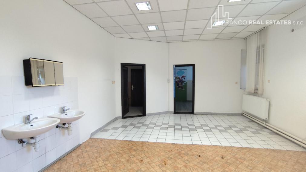 Prenájom Želiezovce centrum- Priestor vhodný na ambulanciu, beauty služby, kancelárie