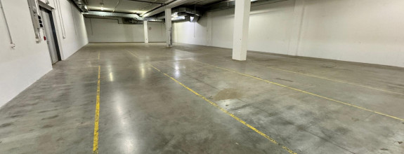 SKLAD 653m2 vlastný vstup, plne obsadené centrum