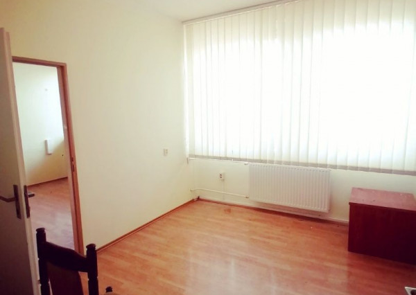 Kancelárie v centre mesta LEVICE ! (budova VUB)