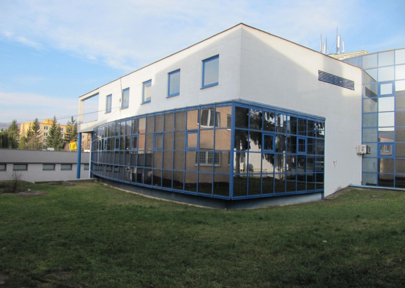 Prenájom kancelárii a  priestorov pre kozmetický salón v centre mesta Strokov