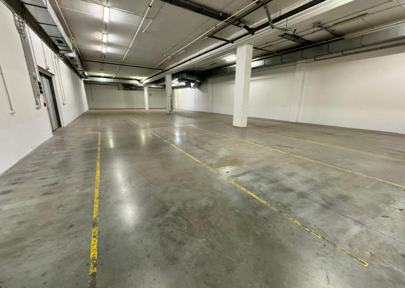 SKLAD 653m2 vlastný vstup, plne obsadené centrum